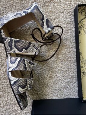 Flat Leather Sandal (Size 8) Neutral snakeskin design leather.